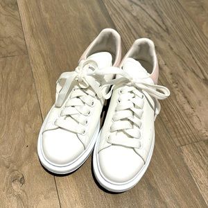🔥🔥LIKE NEW ALEXANDER MCQUEEN SNEAKER!!